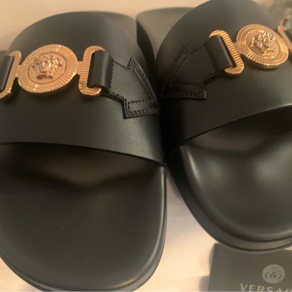 NIB Versace Pool Slides Vitello Nero-Oro Black with Gold Medusa